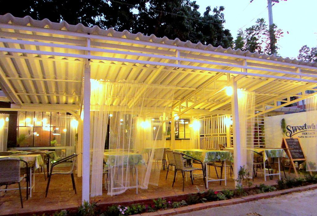D Hostel *